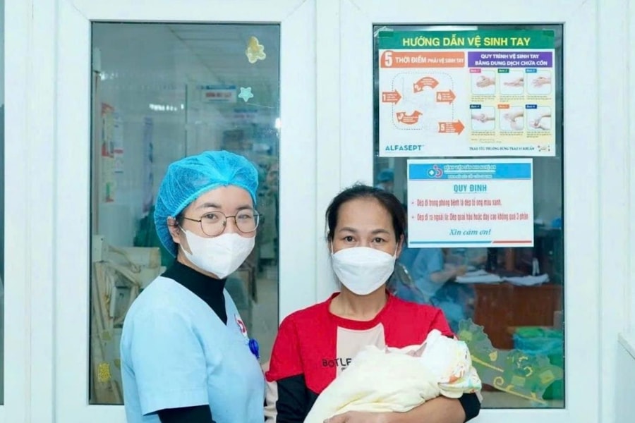 Mùa xuân đầu tiên của em bé tý hon chào đời chỉ nặng 550 gram