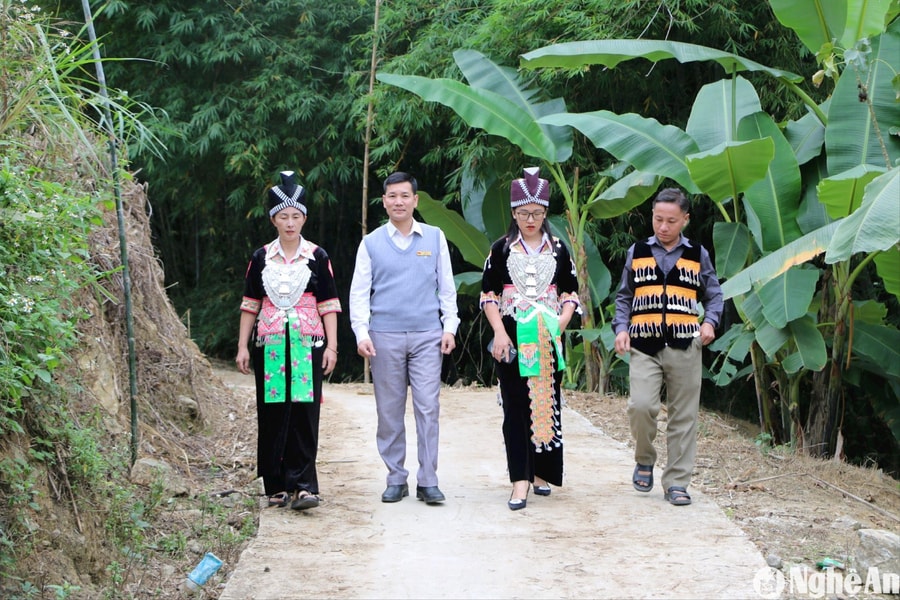 Bản đồng bào Mông Lưu Thông tự hào có thêm nữ đảng viên trẻ