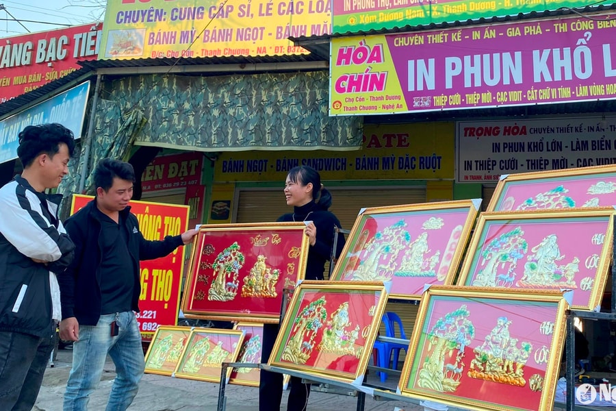 Sôi động thị trường tranh mừng thọ tại Nghệ An đầu năm mới