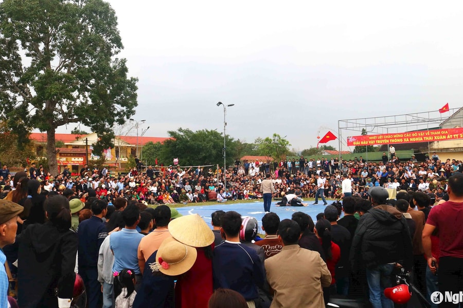 Hấp dẫn màn đọ sức của trai làng trên sới vật đầu Xuân