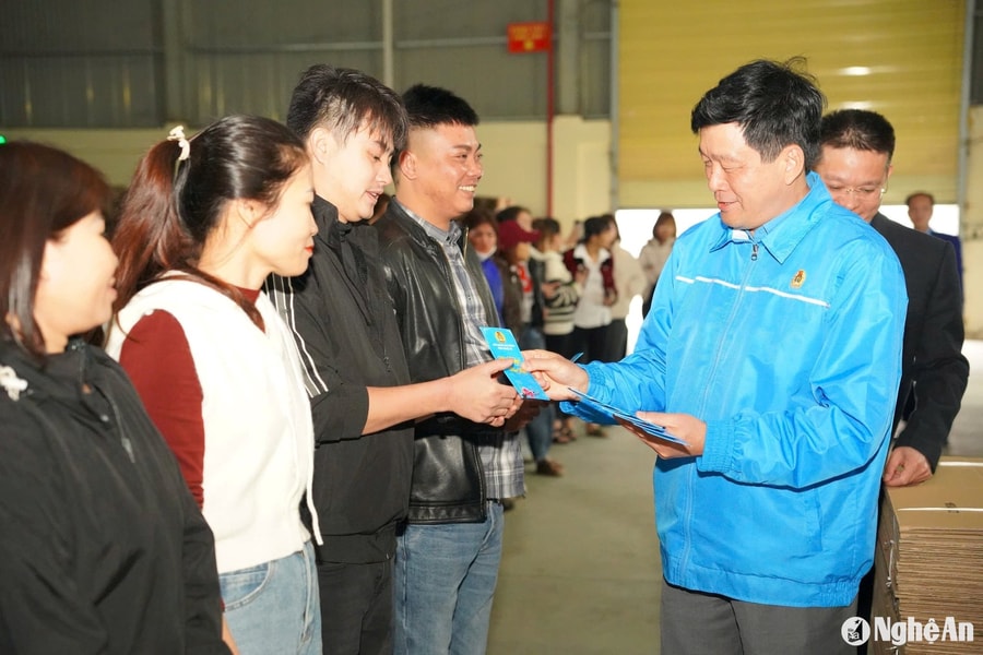 Mừng tuổi đoàn viên công đoàn, công nhân lao động trong ngày làm việc đầu tiên của năm mới Ất Tỵ ở Nghệ An