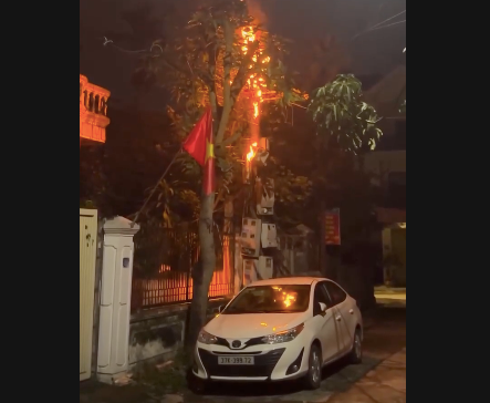 Cột điện bốc cháy đỏ rực trong đêm tại TP.Vinh