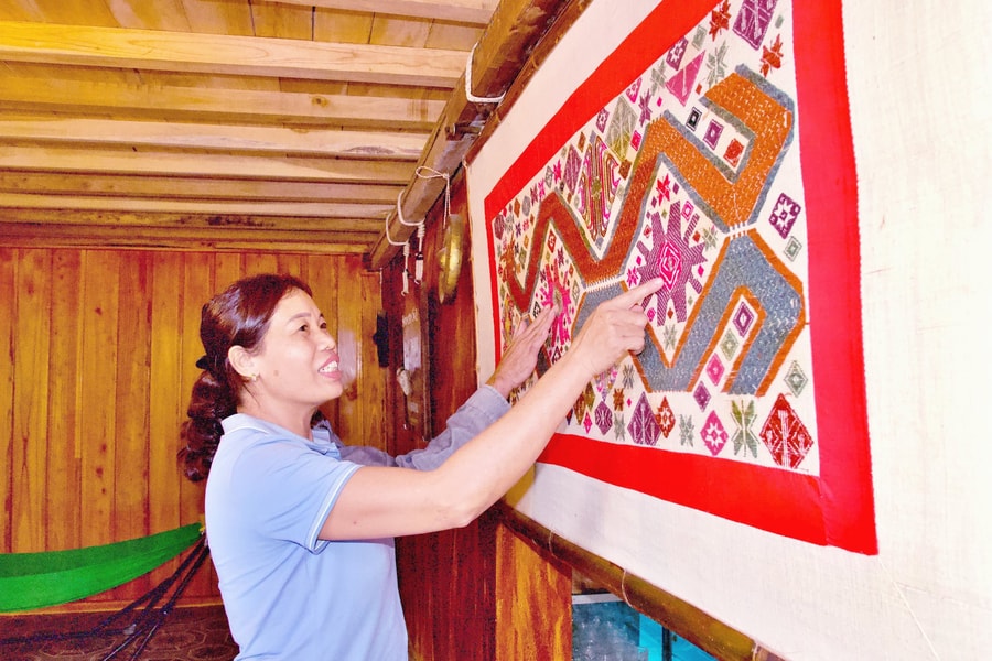 Độc đáo bức tranh thổ cẩm gần trăm năm tuổi của đồng bào Thái ở Nghệ An
