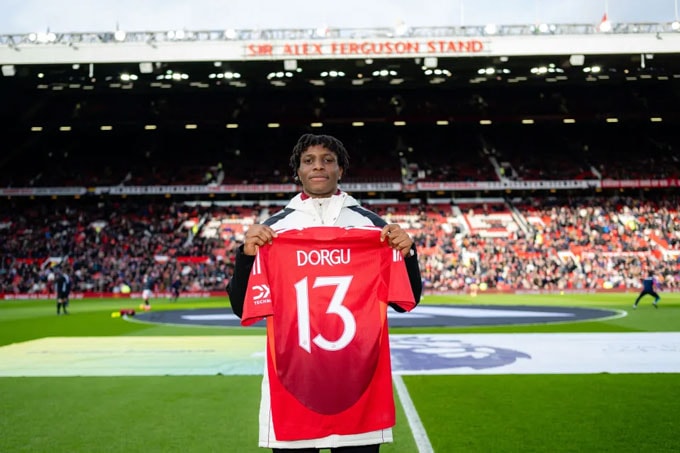 Tân binh Patrick Dorgu nhận lương "bèo bọt", còn thua cả thủ môn số 3