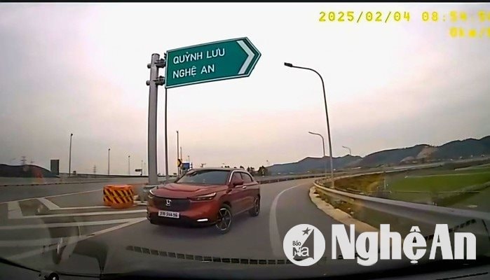 Đi ngược chiều trên cao tốc, nữ tài xế bị phạt 19 triệu đồng