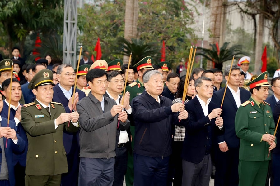 Tổng Bí thư Tô Lâm dâng hương tại Nghĩa trang Liệt sĩ quốc gia Vị Xuyên