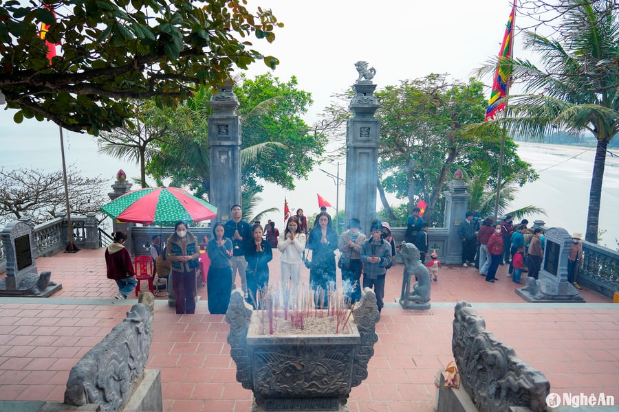 Xin lộc đầu năm ở ngôi đền linh thiêng bậc nhất xứ Nghệ