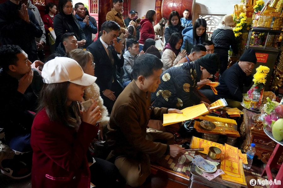 Đi lễ đầu năm - tín ngưỡng và biến tướng