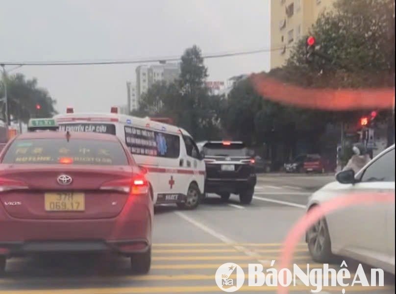 Công an TP. Vinh làm việc với các bên liên quan vụ xe cấp cứu không được nhường đường