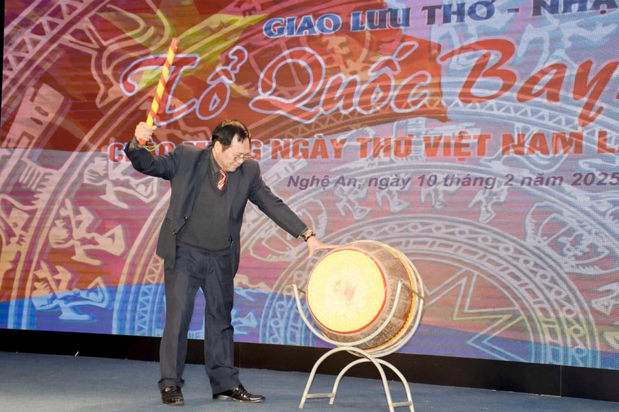 Ngày thơ Việt Nam tại Nghệ An lần thứ 23 với chủ đề ‘Tổ quốc bay lên’