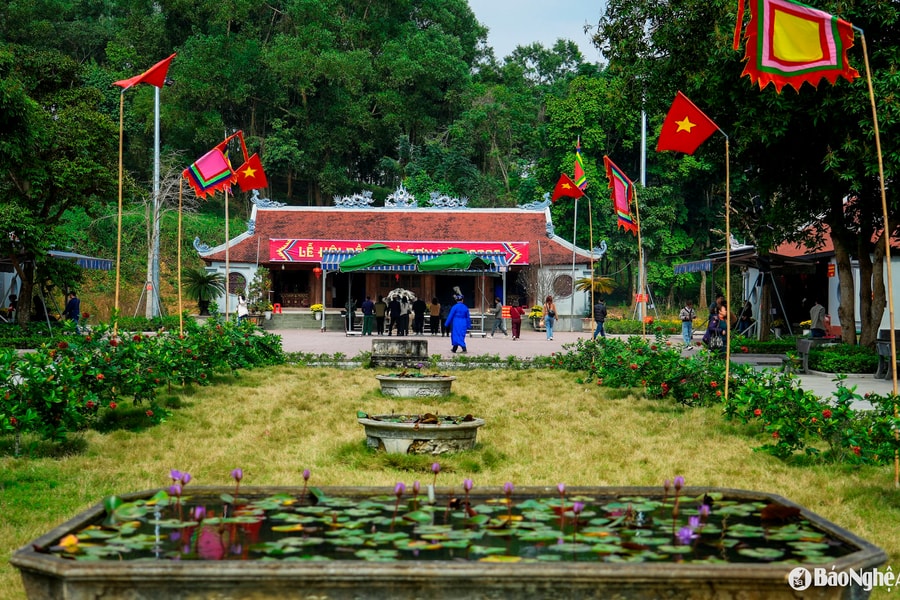 Vẻ đẹp cổ kính, hữu tình ở ngôi đền thiêng bậc nhất Nghệ An