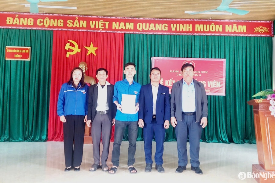 5 thanh niên huyện Anh Sơn được kết nạp Đảng ngay trước hội tòng quân 2025