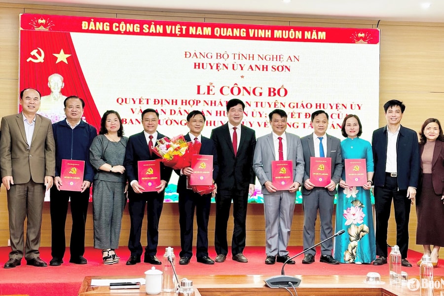 Công bố quyết định hợp nhất Ban Tuyên giáo và Ban Dân vận Huyện ủy Anh Sơn