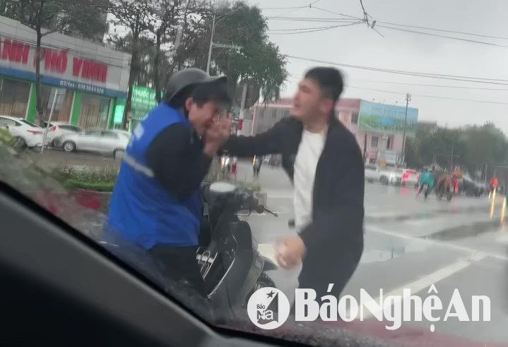 Người đàn ông hành hung nam thanh niên đi xe máy tại thành phố Vinh