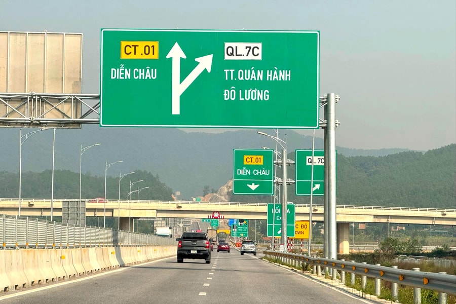 Người điều khiển phương tiện tham gia giao thông trên cao tốc phải tuân thủ quy tắc nào?