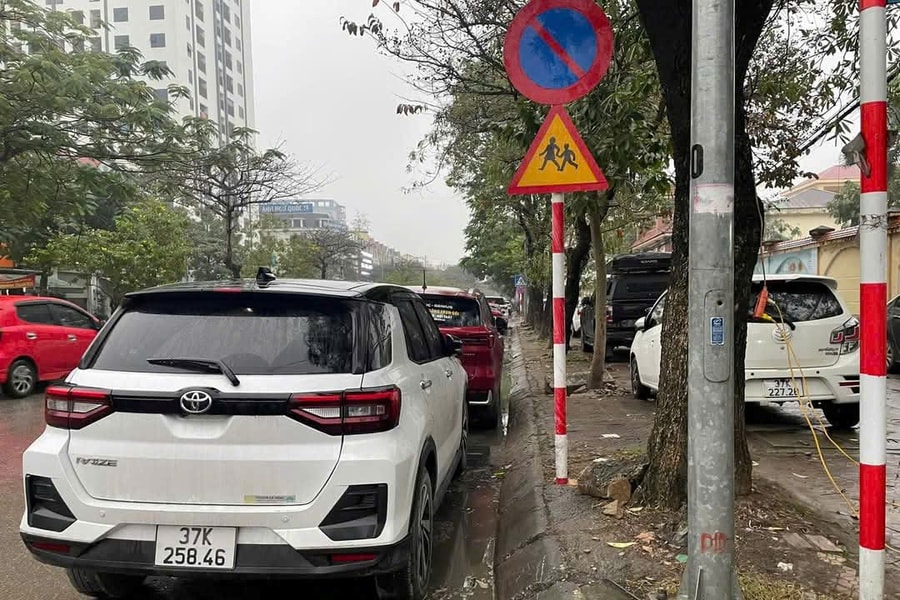 TP Vinh: Bất chấp biển cấm, nhiều phương tiện vẫn đỗ trên đường Phan Bội Châu