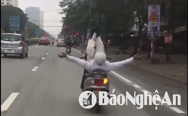 Người đàn ông ‘làm xiếc’ trên xe máy ở thành phố Vinh