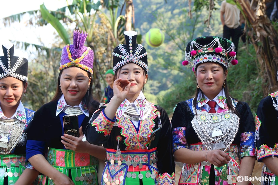 Về Lễ hội đền Pu Nhạ Thầu xem trai gái tung còn, ném pao, trổ tài bắn nỏ