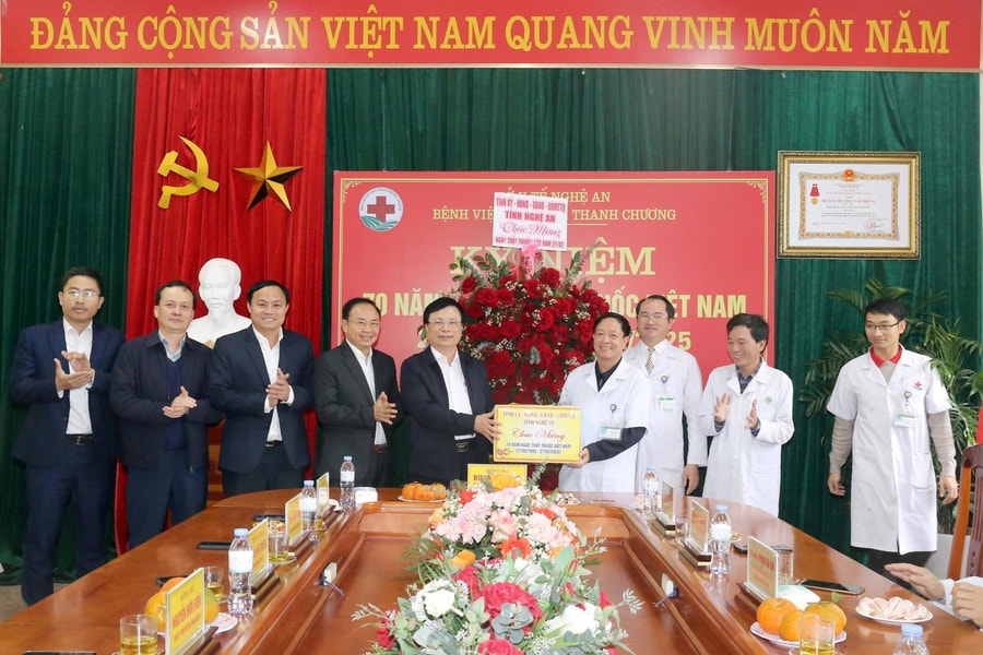 Phó Chủ tịch UBND tỉnh Bùi Đình Long chúc mừng các đơn vị y tế nhân ngày Thầy thuốc Việt Nam
