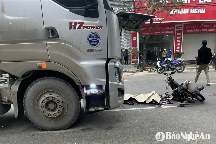 Va chạm giữa xe tải và xe máy điện, 1 nam sinh tử vong tại chỗ