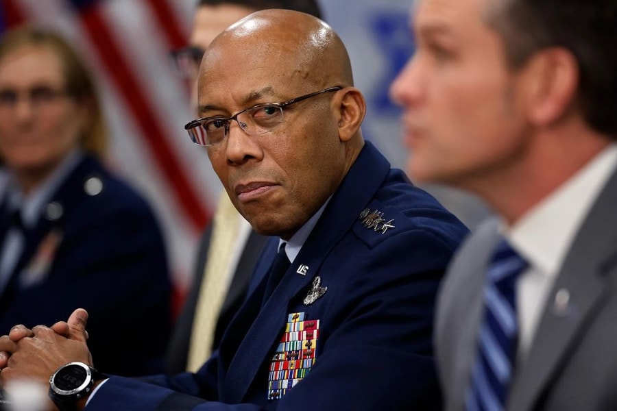 Ông Trump sa thải tướng lĩnh cấp cao và Tư lệnh Hải quân Mỹ