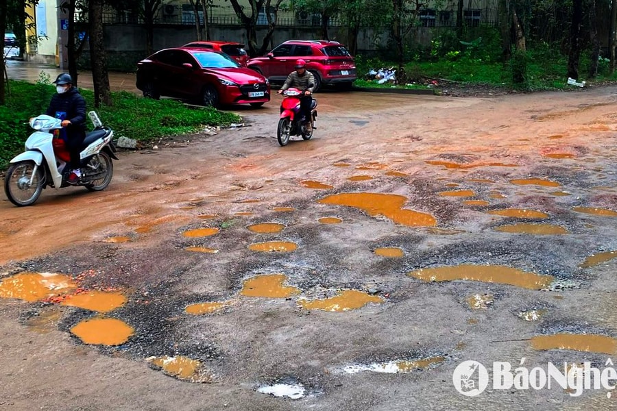 Tuyến đường chi chít ổ gà giữa TP Vinh