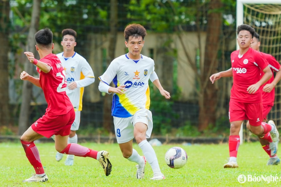 Sông Lam Nghệ An cần nghiêm khắc hơn với cầu thủ trẻ Lê Tấn Dũng
