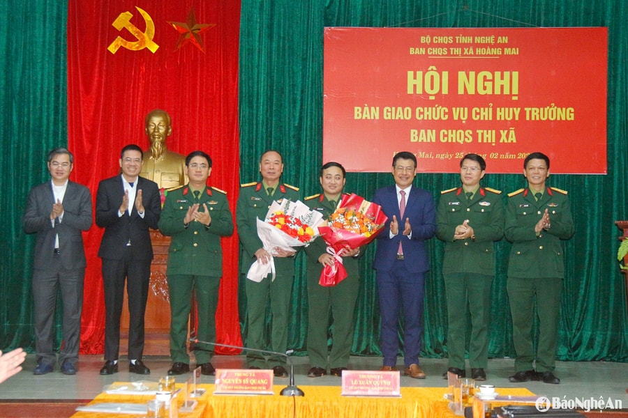 Bàn giao chức trách, nhiệm vụ Chỉ huy trưởng Ban Chỉ huy Quân sự thị xã Hoàng Mai