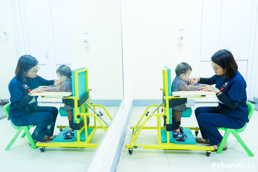 Những y, bác sĩ ươm mầm hy vọng cho trẻ kém may mắn