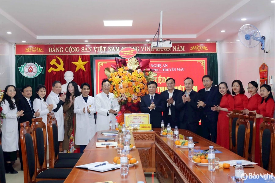 Phó Chủ tịch UBND tỉnh Nghệ An Bùi Đình Long chúc mừng các đơn vị y tế nhân dịp 27/2