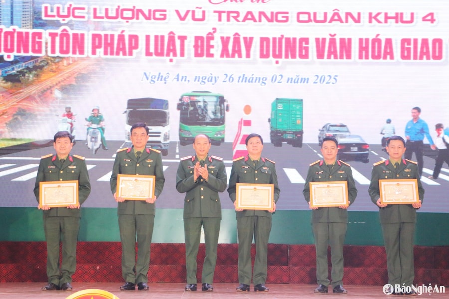 Lực lượng vũ trang Quân khu 4 'Thượng tôn pháp luật để xây dựng văn hóa giao thông'