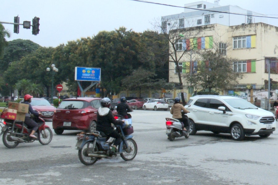 Hệ thống đèn đỏ 'đánh đố' người đi đường ở thành phố Vinh