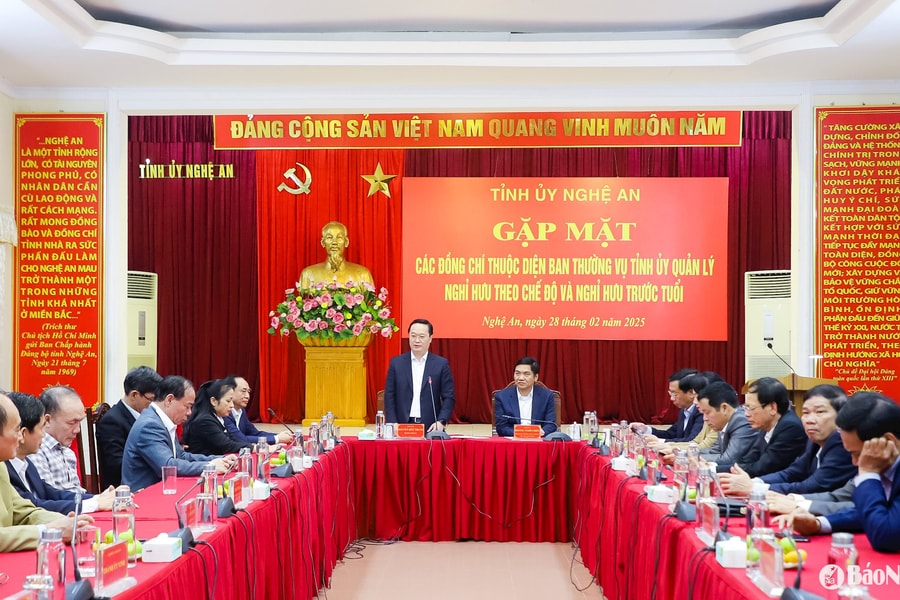 Thường trực Tỉnh ủy Nghệ An gặp mặt cán bộ nghỉ hưu theo chế độ, nghỉ hưu trước tuổi