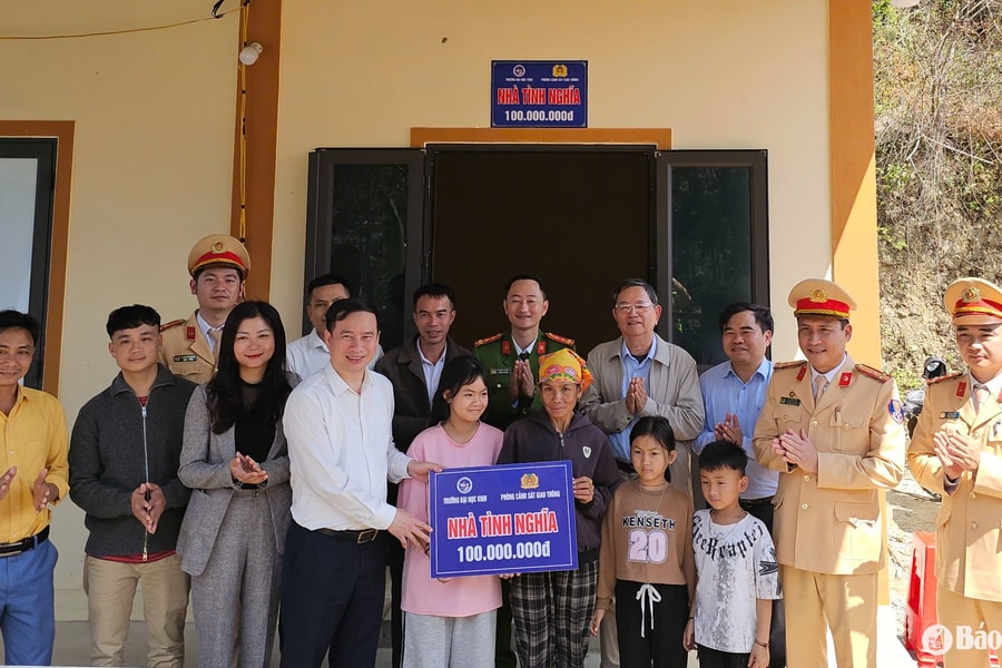 Phòng CSGT Công an tỉnh và Trường Đại học Vinh tặng nhà tình nghĩa tại huyện Kỳ Sơn