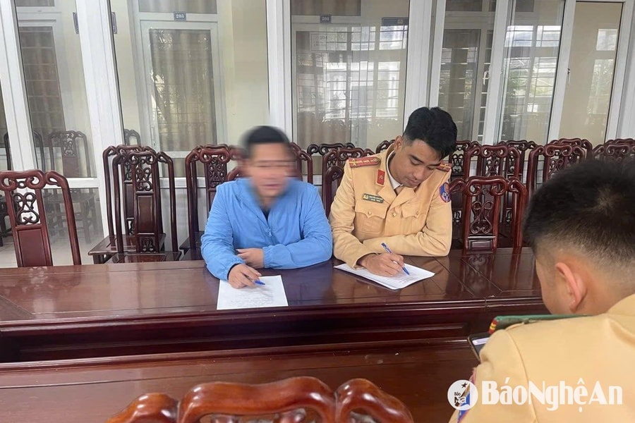 Dùng băng keo che biển số, tài xế Nghệ An bị phạt trên 20 triệu
