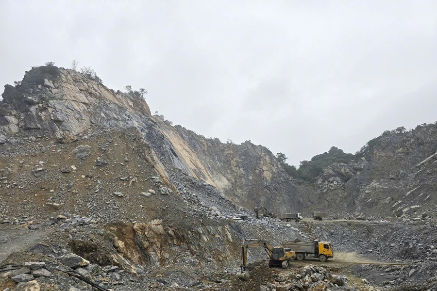 Một công nhân khai thác đá bị chém trọng thương