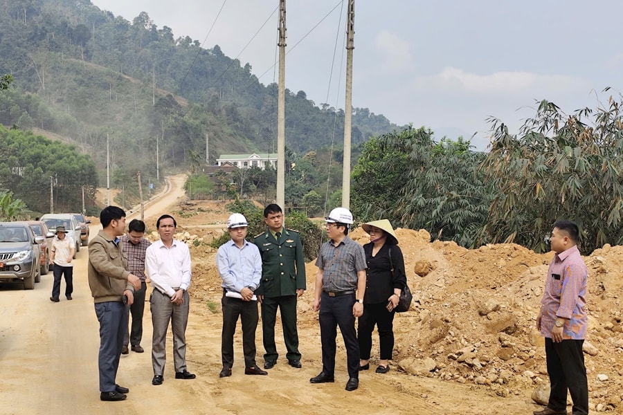 Chủ tịch UBND huyện Quế Phong yêu cầu thi công tuyến đường Hạnh Dịch đúng tiến độ