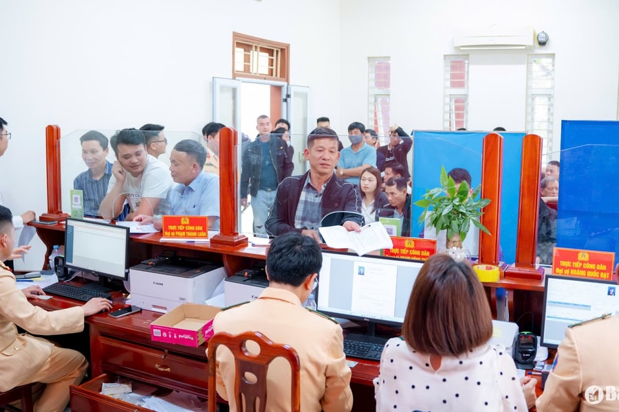 Công an Nghệ An tiếp nhận hàng trăm trường hợp cấp đổi GPLX mỗi ngày
