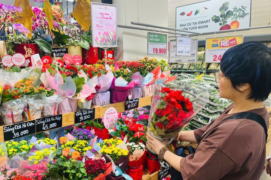 Giá hoa tươi tăng chóng mặt dịp lễ 8/3