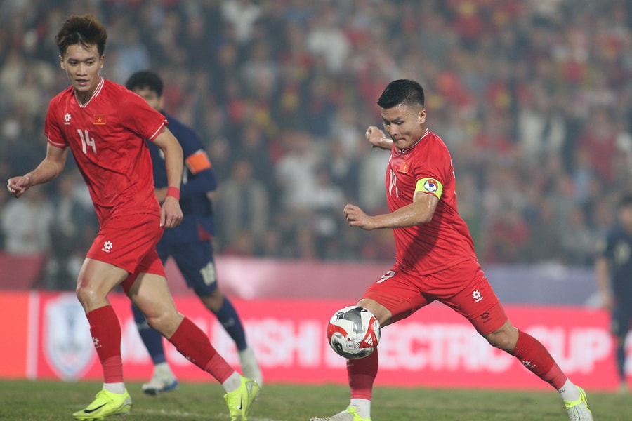 Quang Hải, Hoàng Đức nhận nhiệm vụ quan trọng; HLV Kim Sang-sik đã đúng với Đặng Văn Lâm