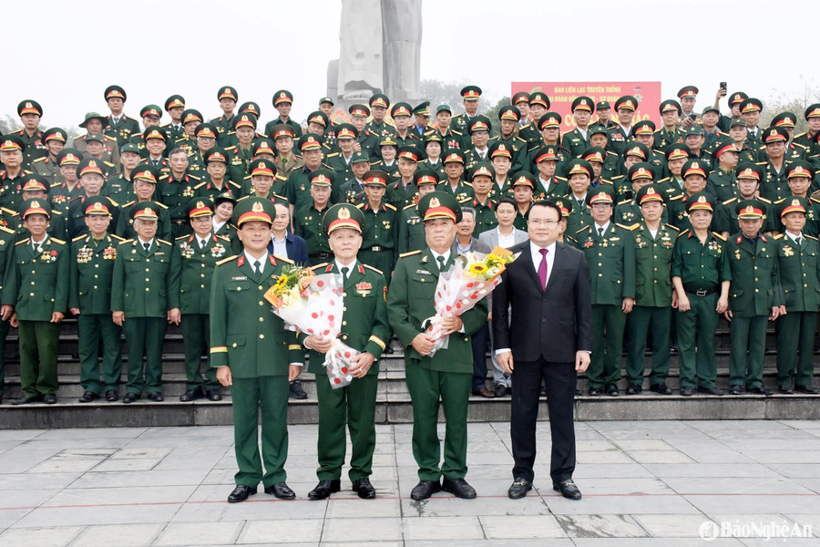 Cựu chiến binh Sư đoàn 320 dâng hoa báo công tại Quảng trường Hồ Chí Minh