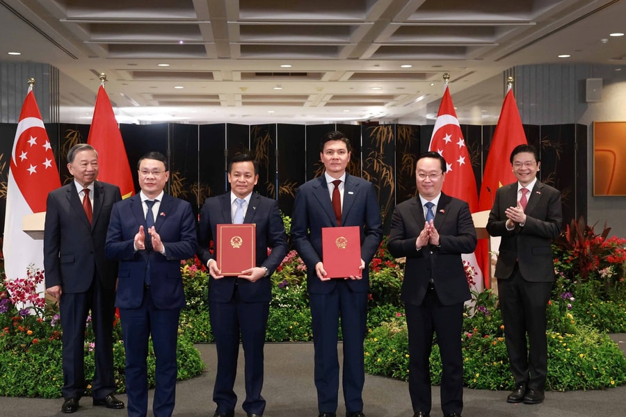 Bí thư Tỉnh ủy Nguyễn Đức Trung trao Quyết định chấp thuận chủ trương đầu tư dự án VSIP Nghệ An 3 cho lãnh đạo Tập đoàn Sembcorp