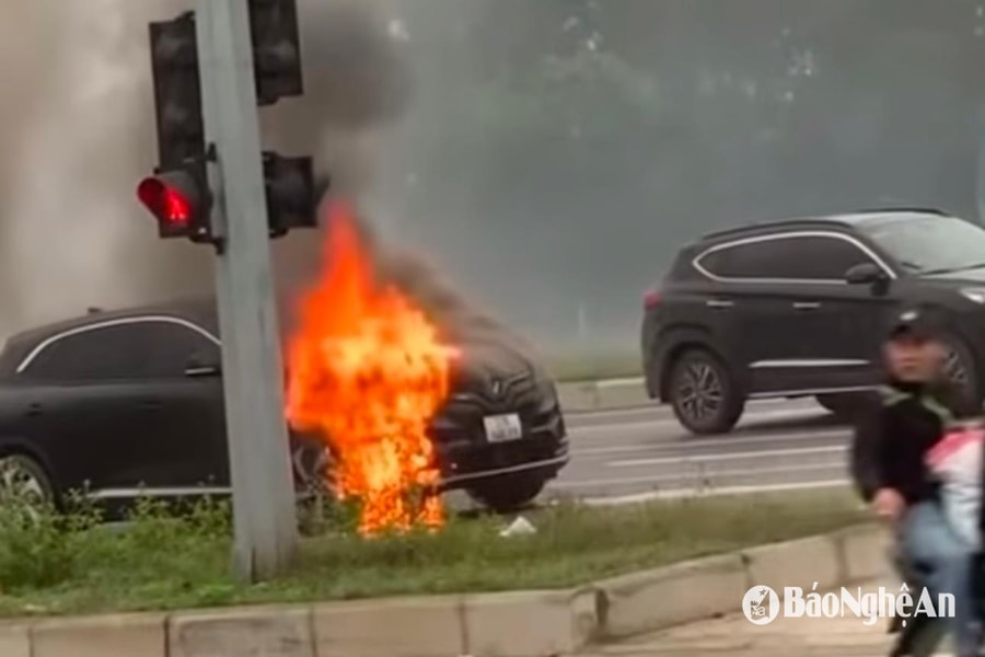 Xe ô tô bốc cháy trên đại lộ Vinh - Cửa Lò