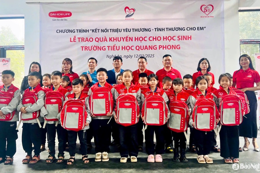 ‏ Dai-ichi Life Việt Nam trao áo ấm và ba lô cho học sinh có hoàn cảnh khó khăn‏