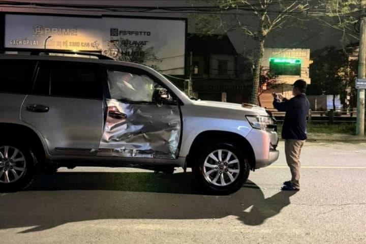 Xe máy va chạm ô tô, 3 người bị thương nặng