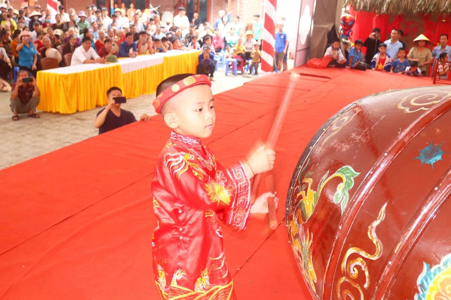 'Tay trống' nhí điêu luyện gây 'sốt' tại Lễ hội Đền - chùa Gám