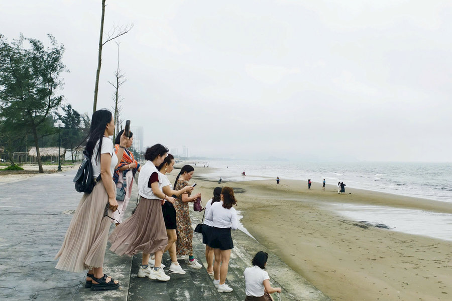 Ngắm vẻ đẹp bình yên của biển Cửa Lò tháng 3