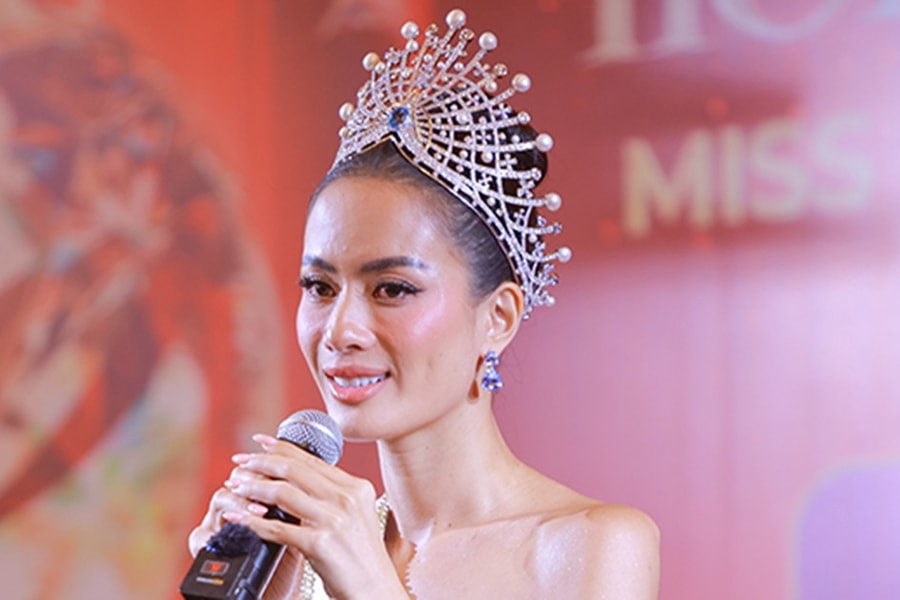 Sau đăng quang Miss Global, Như Vân khóc nức nở khi về nước