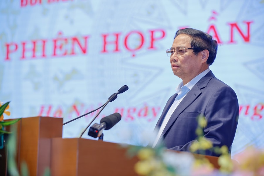 Thủ tướng Chính phủ yêu cầu chuyển từ bị động sang chủ động giải quyết thủ tục hành chính cho người dân