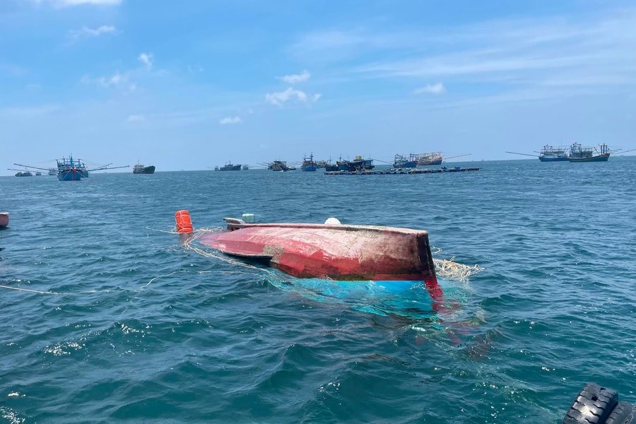 Chìm tàu cá trên đường vào lạch, 4 thuyền viên mất tích